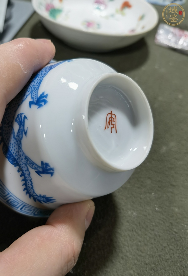 古玩陶瓷藍料彩龍紋杯真品鑒賞圖