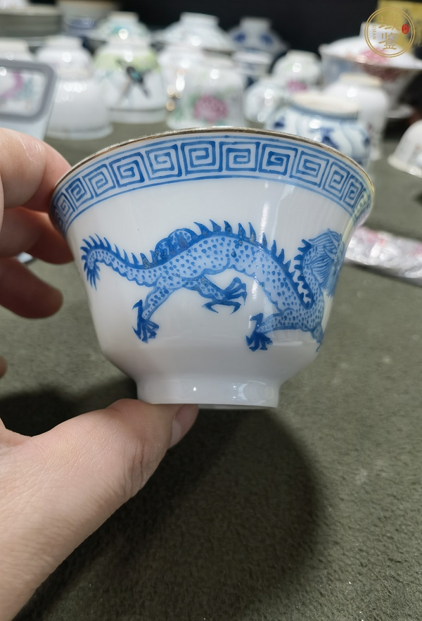 古玩陶瓷藍料彩龍紋杯真品鑒賞圖