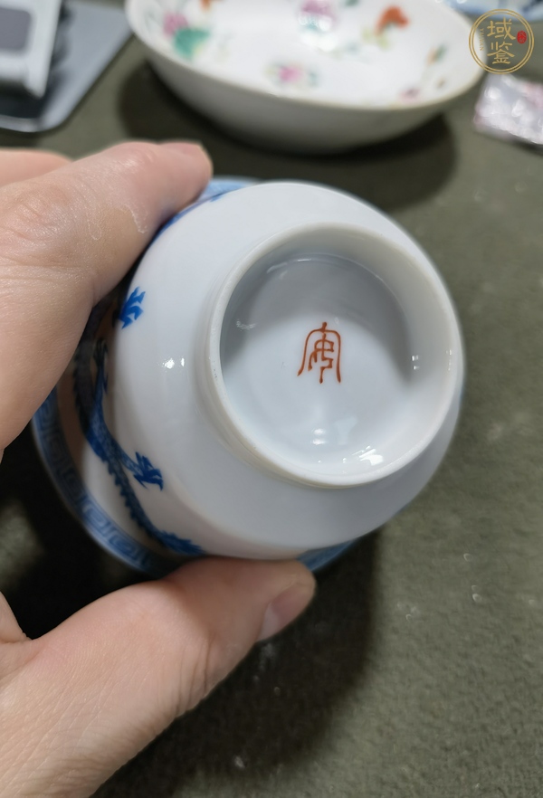 古玩陶瓷藍料彩龍紋杯真品鑒賞圖