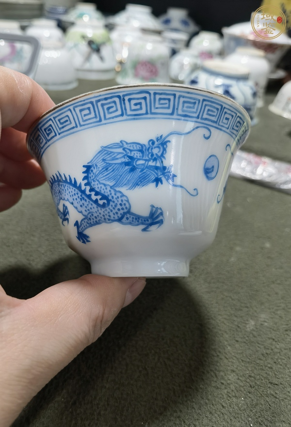 古玩陶瓷藍料彩龍紋杯真品鑒賞圖