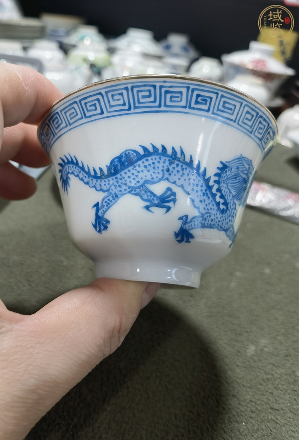 古玩陶瓷藍料彩龍紋杯真品鑒賞圖