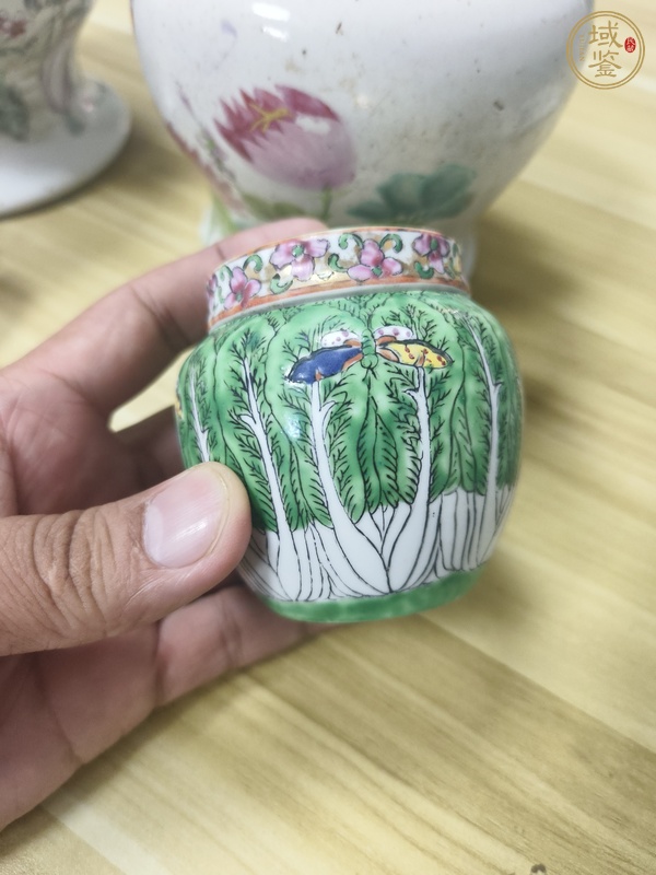 古玩陶瓷萊菔蝶紋蓋罐真品鑒賞圖