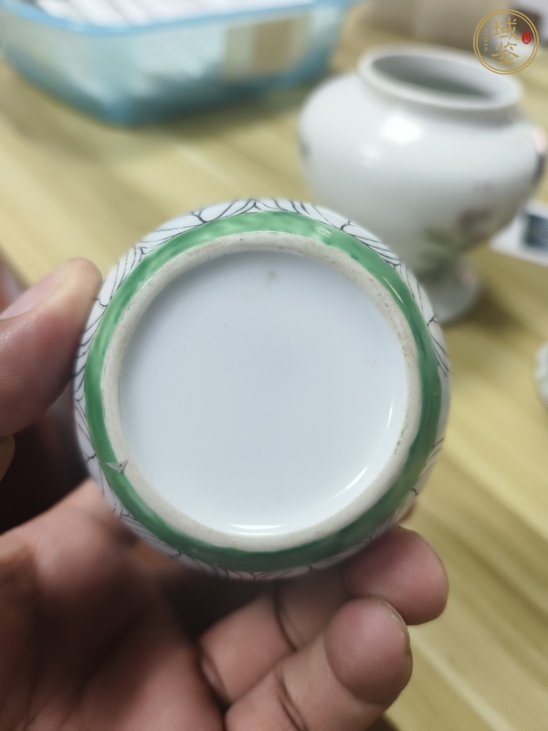古玩陶瓷萊菔蝶紋蓋罐真品鑒賞圖