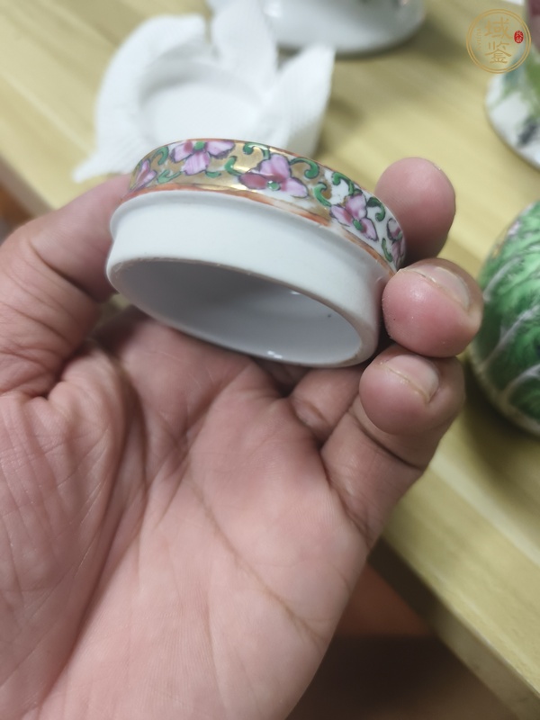 古玩陶瓷萊菔蝶紋蓋罐真品鑒賞圖