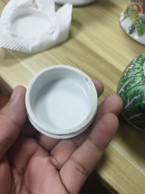古玩陶瓷萊菔蝶紋蓋罐真品鑒賞圖