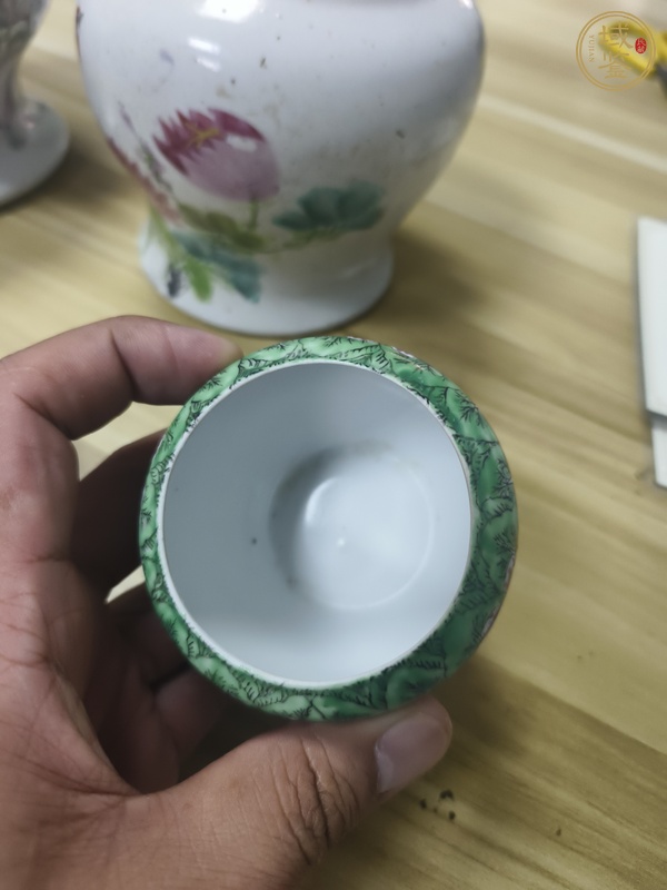 古玩陶瓷萊菔蝶紋蓋罐真品鑒賞圖