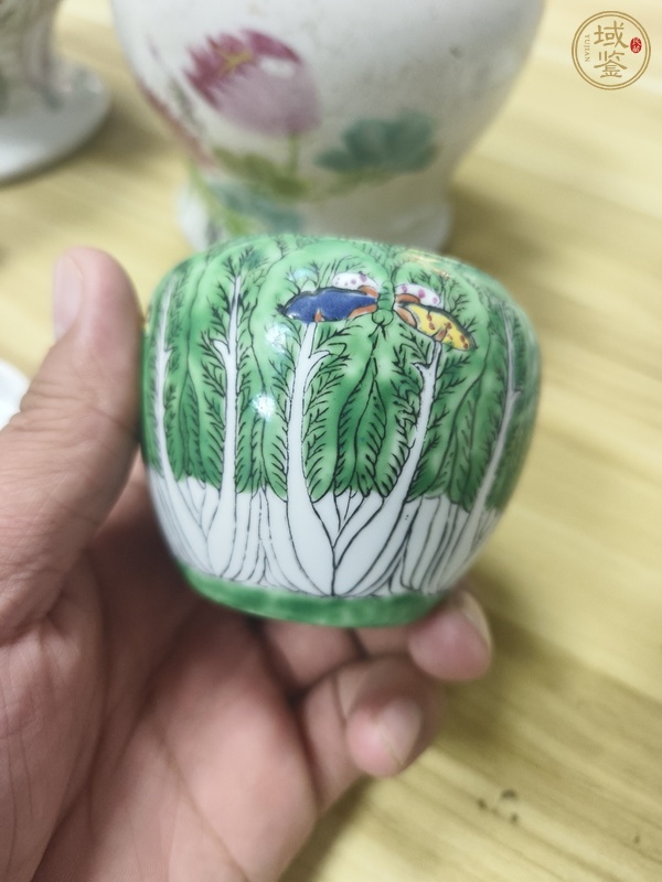 古玩陶瓷萊菔蝶紋蓋罐真品鑒賞圖
