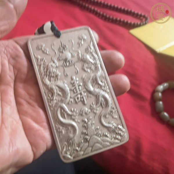 古玩玉器金屬“雙龍捧壽”牌真品鑒賞圖
