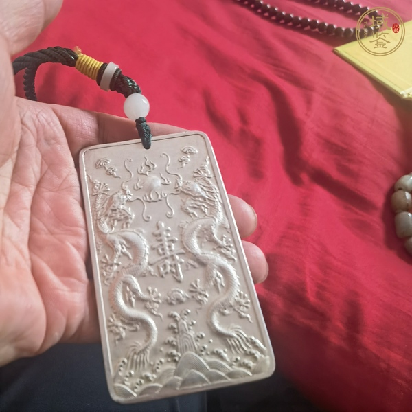 古玩玉器金屬“雙龍捧壽”牌真品鑒賞圖