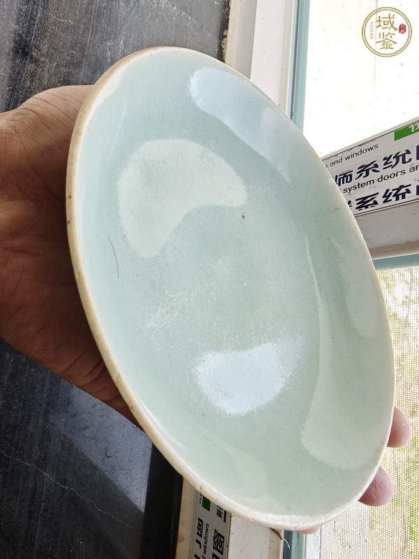古玩陶瓷清中期豆青釉盤真品鑒賞圖