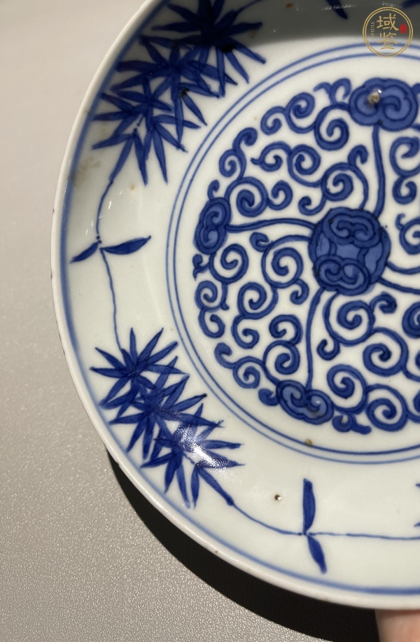 古玩陶瓷明嘉靖青花纏枝靈芝紋盤真品鑒賞圖