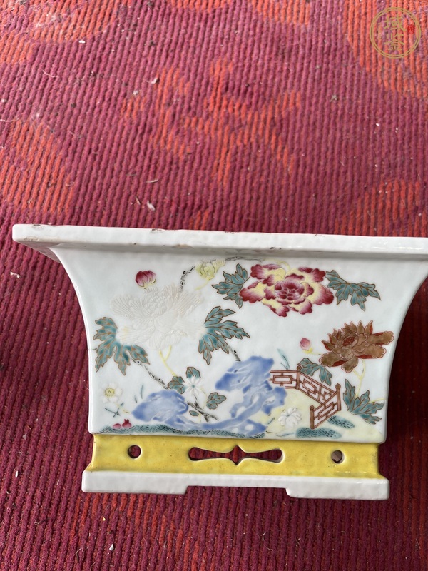 古玩陶瓷粉彩洞石花卉紋花盆真品鑒賞圖