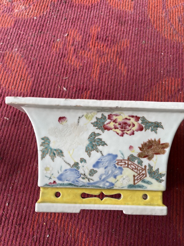 古玩陶瓷粉彩洞石花卉紋花盆拍賣,當(dāng)前價(jià)格18000元
