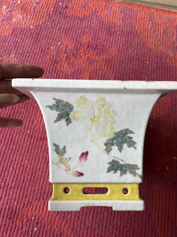古玩陶瓷粉彩洞石花卉紋花盆拍賣,當(dāng)前價(jià)格18000元