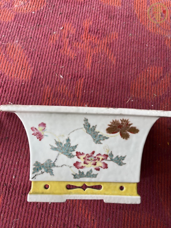 古玩陶瓷粉彩洞石花卉紋花盆真品鑒賞圖