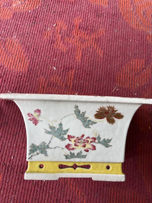 古玩陶瓷粉彩洞石花卉紋花盆拍賣,當(dāng)前價(jià)格18000元