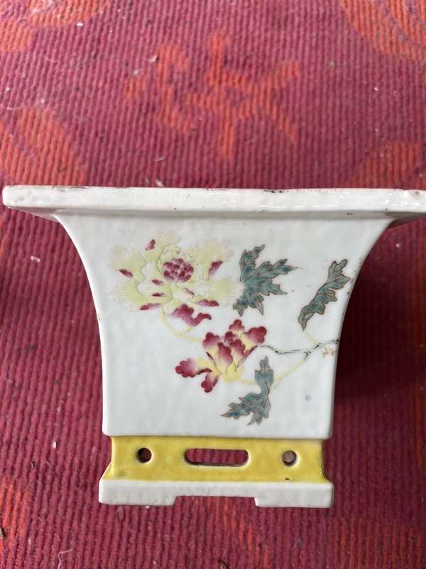 古玩陶瓷粉彩洞石花卉紋花盆拍賣,當(dāng)前價(jià)格18000元