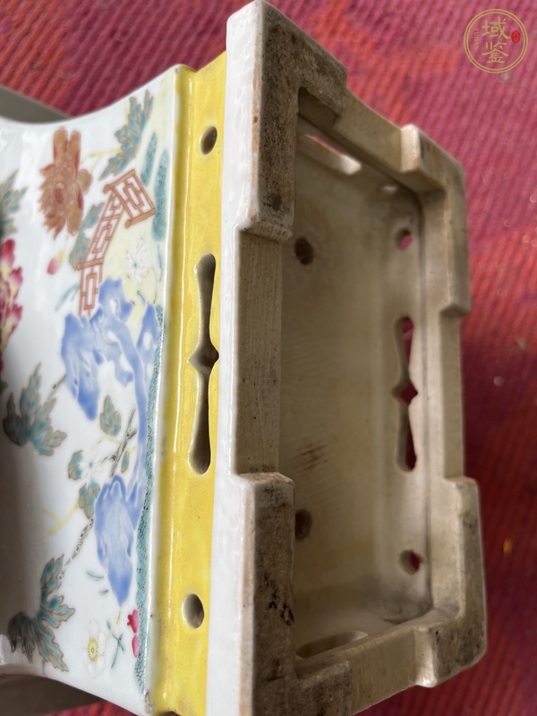 古玩陶瓷粉彩洞石花卉紋花盆真品鑒賞圖