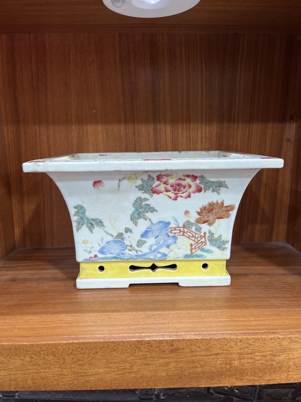 古玩陶瓷粉彩洞石花卉紋花盆拍賣,當(dāng)前價(jià)格18000元
