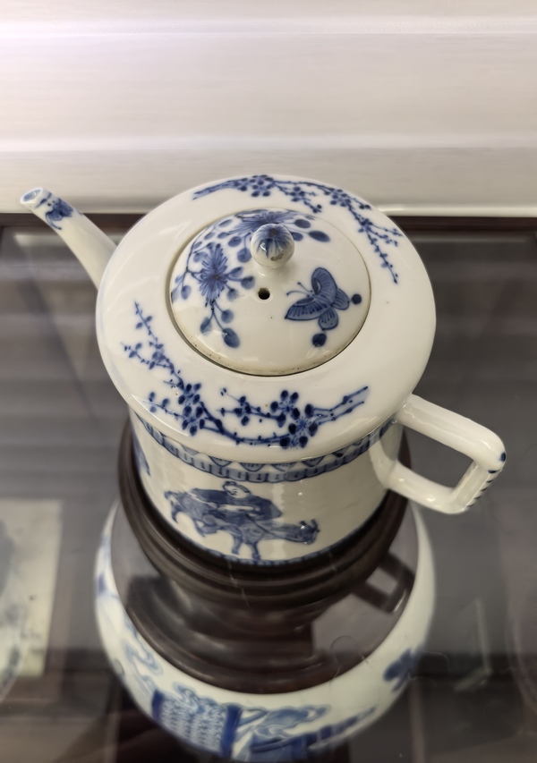 古玩陶瓷清中晚青花人物故事(蕭何留韓信)茶壺拍賣,當前價格18888元