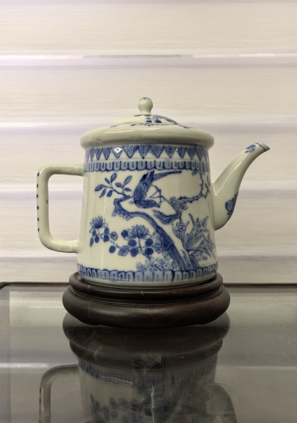 古玩陶瓷清中晚青花人物故事(蕭何留韓信)茶壺拍賣,當前價格18888元