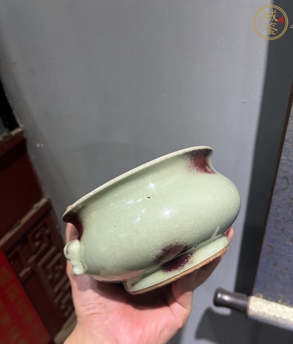 古玩豆青釉釉里紅輔首爐真品鑒賞圖