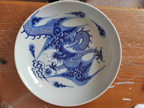 古玩陶瓷過墻龍紋青花盤真品鑒賞圖