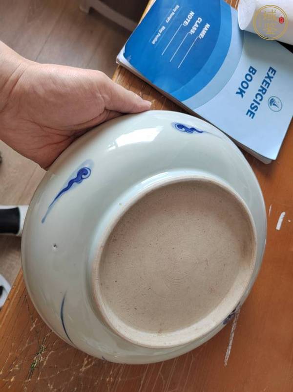 古玩陶瓷過墻龍紋青花盤真品鑒賞圖