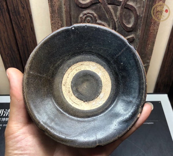古玩陶瓷疊燒黑釉茶碗真品鑒賞圖