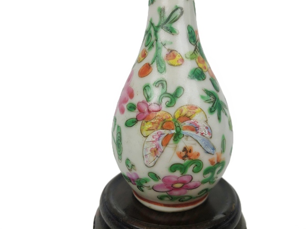 古玩陶瓷清晚期·花鳥蝶小梅瓶拍賣，當前價格99元