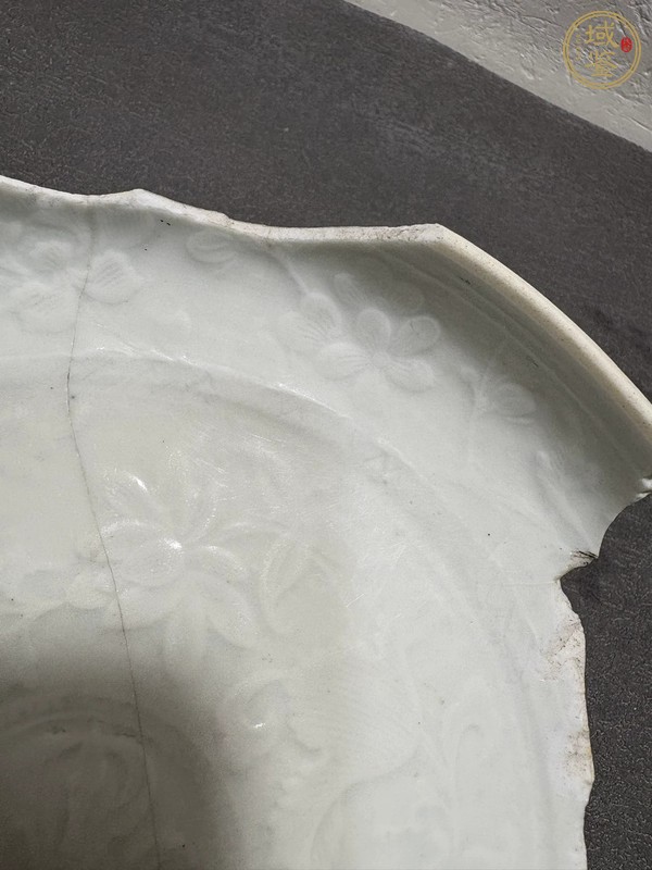 古玩陶瓷白釉模印盤真品鑒賞圖