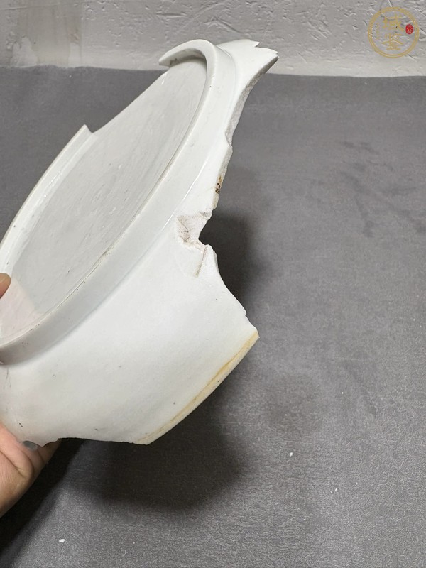 古玩陶瓷白釉模印盤真品鑒賞圖