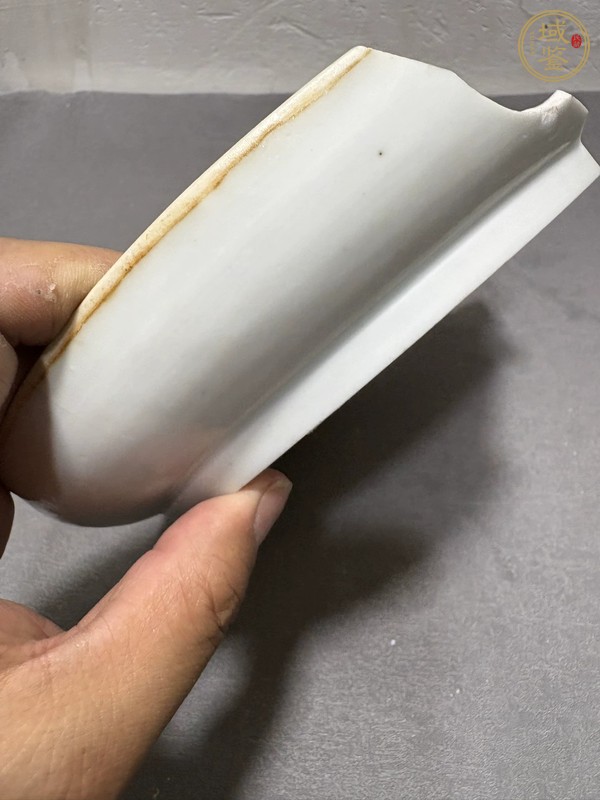 古玩陶瓷白釉模印盤真品鑒賞圖