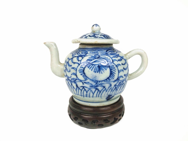 古玩陶瓷清中期·青花纏枝蓮茶壺拍賣，當前價格297元