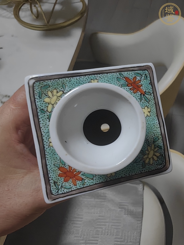 古玩五彩博古花卉紋四方瓶真品鑒賞圖