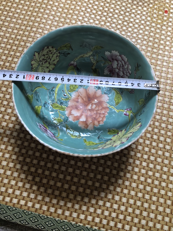 古玩陶瓷花卉紋粉彩碗真品鑒賞圖