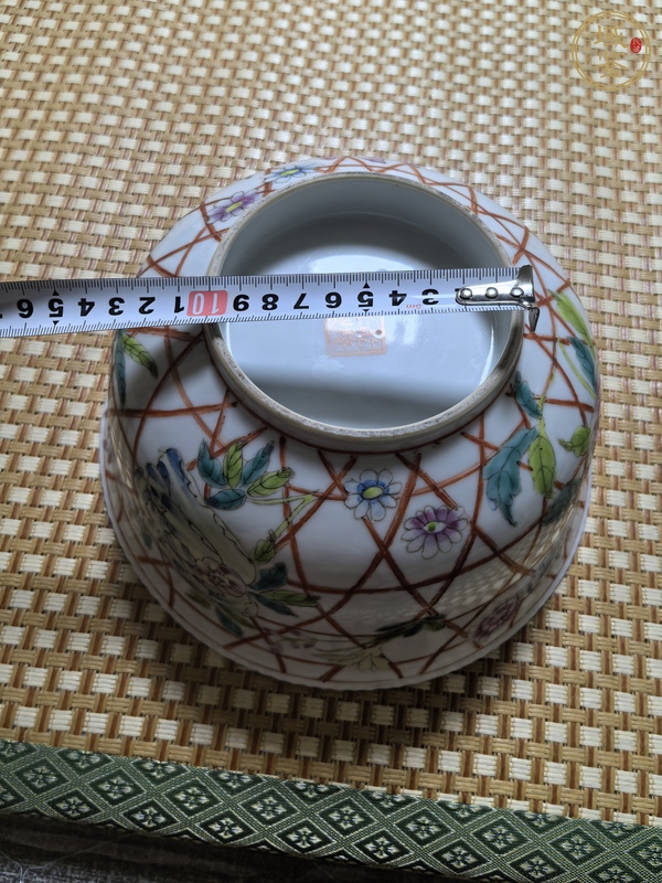 古玩陶瓷花卉紋粉彩碗真品鑒賞圖