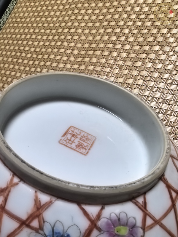 古玩陶瓷花卉紋粉彩碗真品鑒賞圖