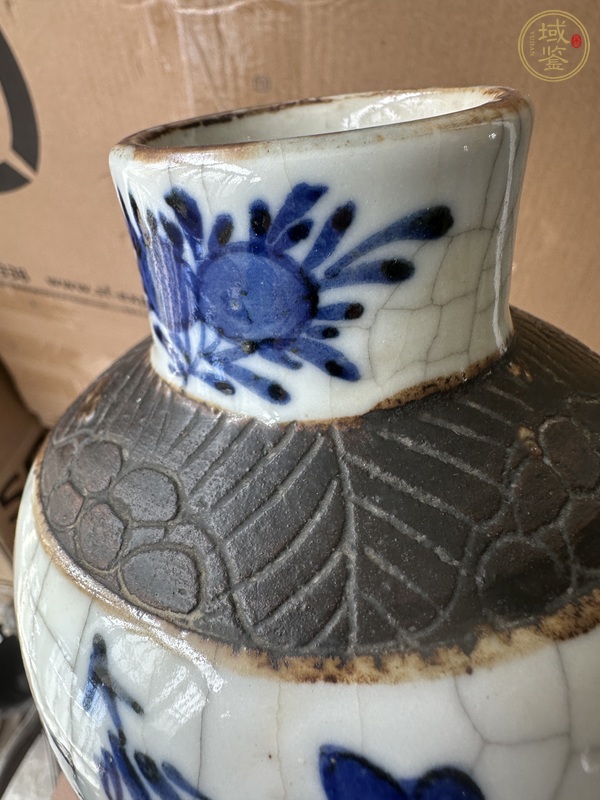 古玩陶瓷哥釉青花花鳥(niǎo)紋雞腿瓶真品鑒賞圖