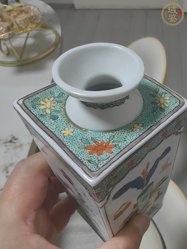 古玩陶瓷五彩博古花卉紋四方瓶真品鑒賞圖