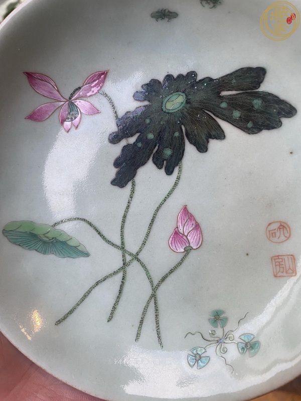古玩陶瓷憑圖片看彩不開門，乾隆風格粉彩盤真品鑒賞圖
