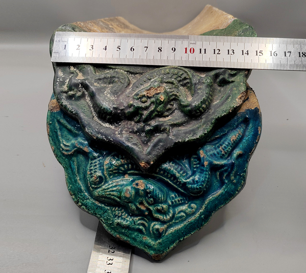 古玩陶瓷明代高浮雕四爪龍紋瓦當二片拍賣,當前價格76元
