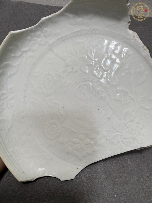 古玩陶瓷白釉模印盤真品鑒賞圖