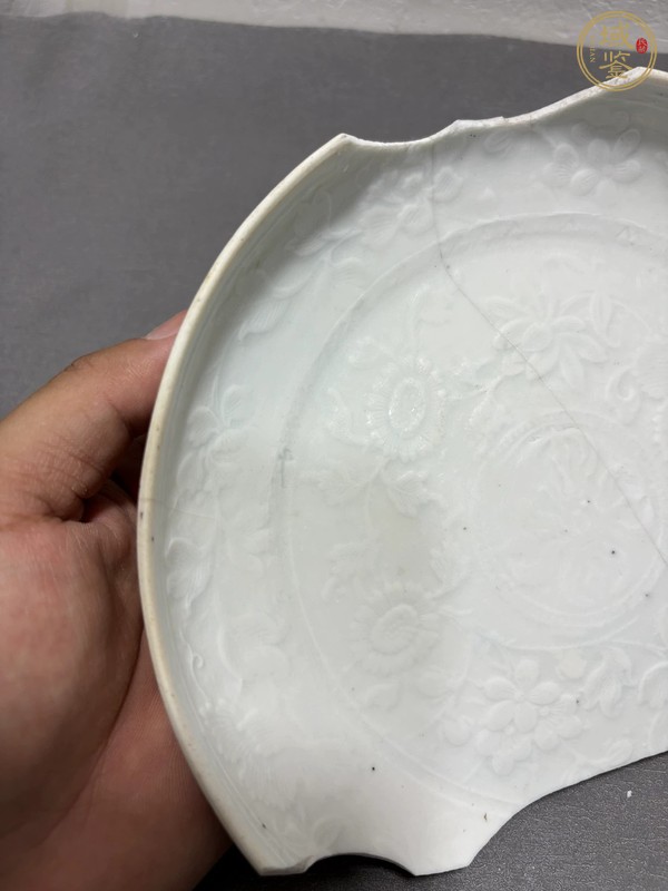 古玩陶瓷白釉模印盤真品鑒賞圖