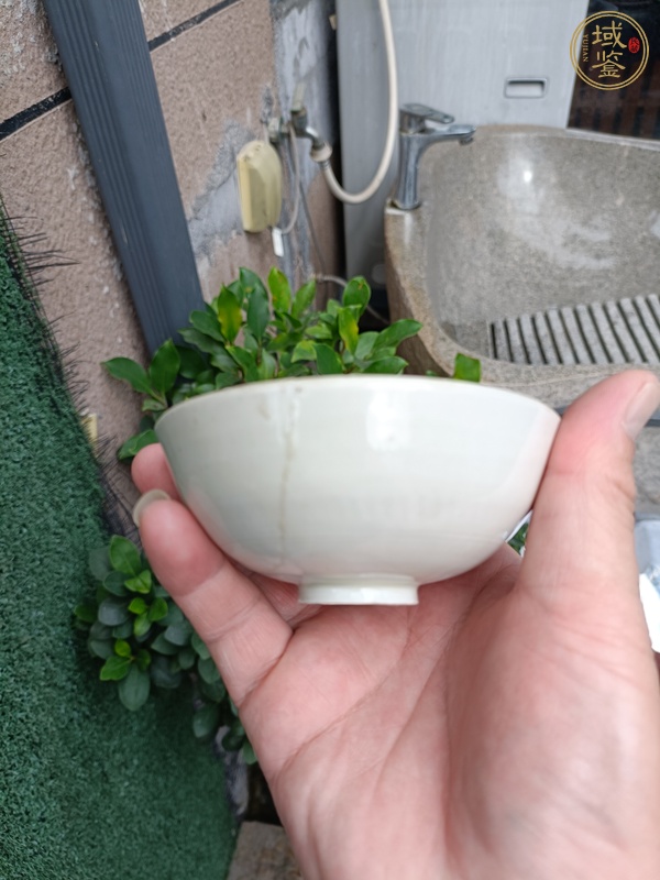 古玩陶瓷定窯刻萱草紋茶碗真品鑒賞圖