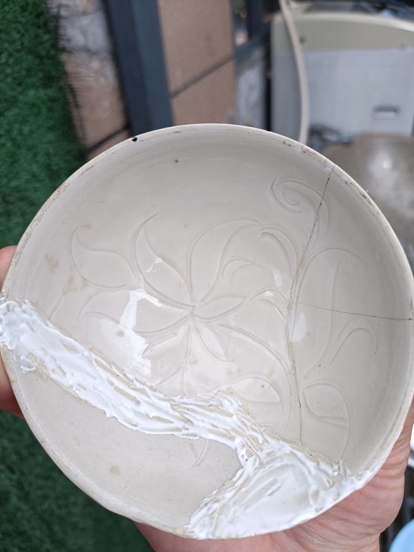 古玩陶瓷館藏級精品宋代五大名窯之一“定窯”白筑刻萱草紋茶碗拍賣，當(dāng)前價格2980元