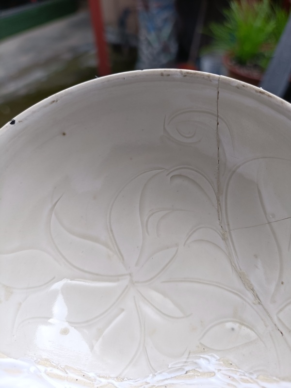 古玩陶瓷館藏級精品宋代五大名窯之一“定窯”白筑刻萱草紋茶碗拍賣，當(dāng)前價格2980元