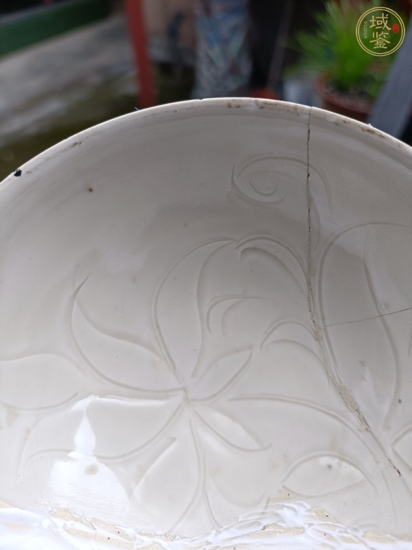 古玩陶瓷定窯刻萱草紋茶碗真品鑒賞圖