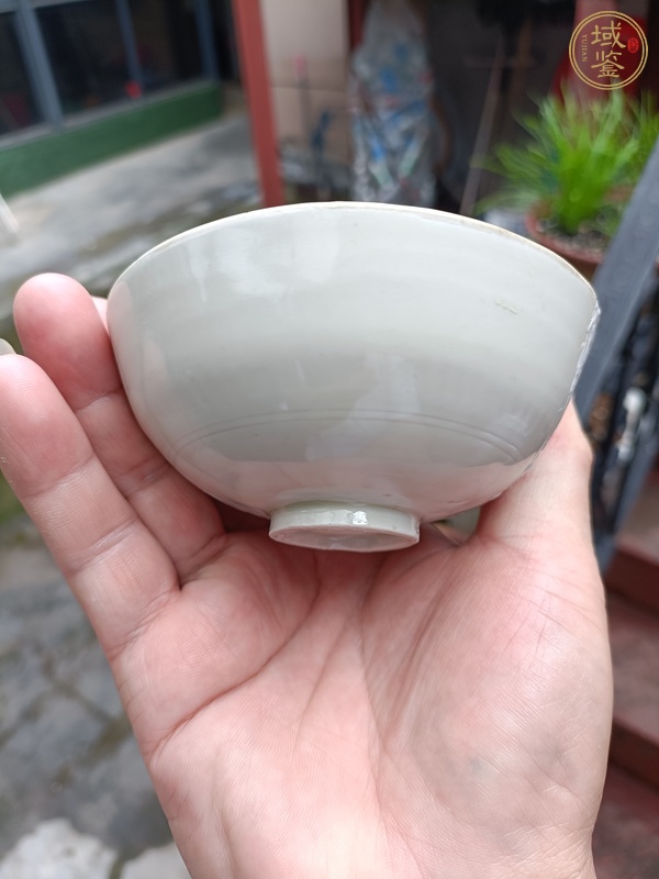 古玩定窯刻萱草紋茶碗真品鑒賞圖