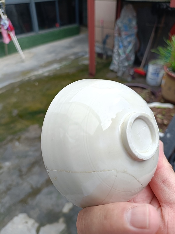 古玩陶瓷館藏級精品宋代五大名窯之一“定窯”白筑刻萱草紋茶碗拍賣，當(dāng)前價格2980元